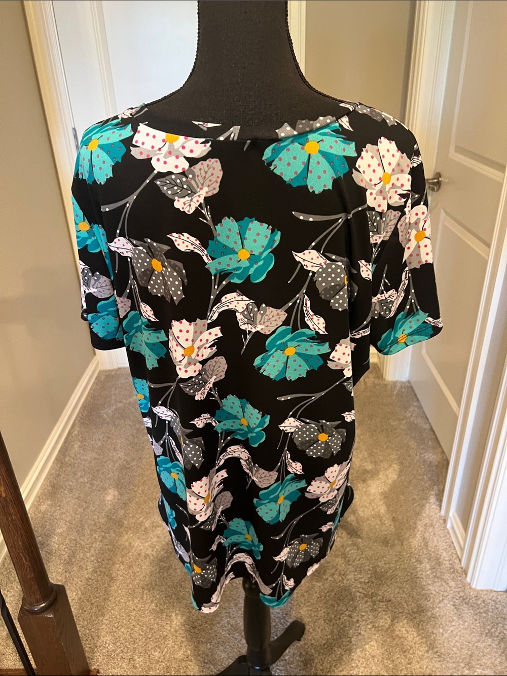 Black Floral Scoop Neck Tunic with Teal and White Blooms Size 3X - Picture 6 of 8